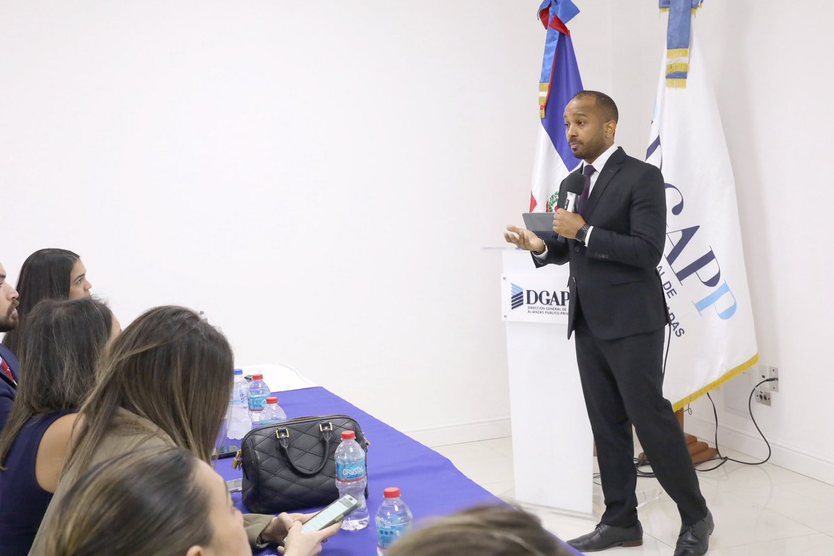 DGAPPRD's tweet image. En un conversatorio sobre las APP con ADOSAFI, analizamos como estas permiten la gestión de servicios de interés social con la inversión privada, los aportes del sector público y la distribución estratégica de riesgos, garantizando que la remuneración esté asociada al desempeño.