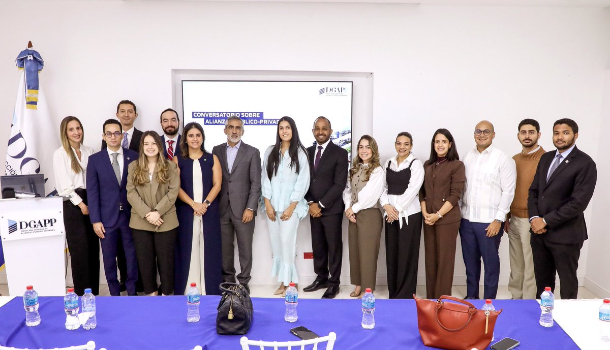 DGAPPRD's tweet image. En un conversatorio sobre las APP con ADOSAFI, analizamos como estas permiten la gestión de servicios de interés social con la inversión privada, los aportes del sector público y la distribución estratégica de riesgos, garantizando que la remuneración esté asociada al desempeño.