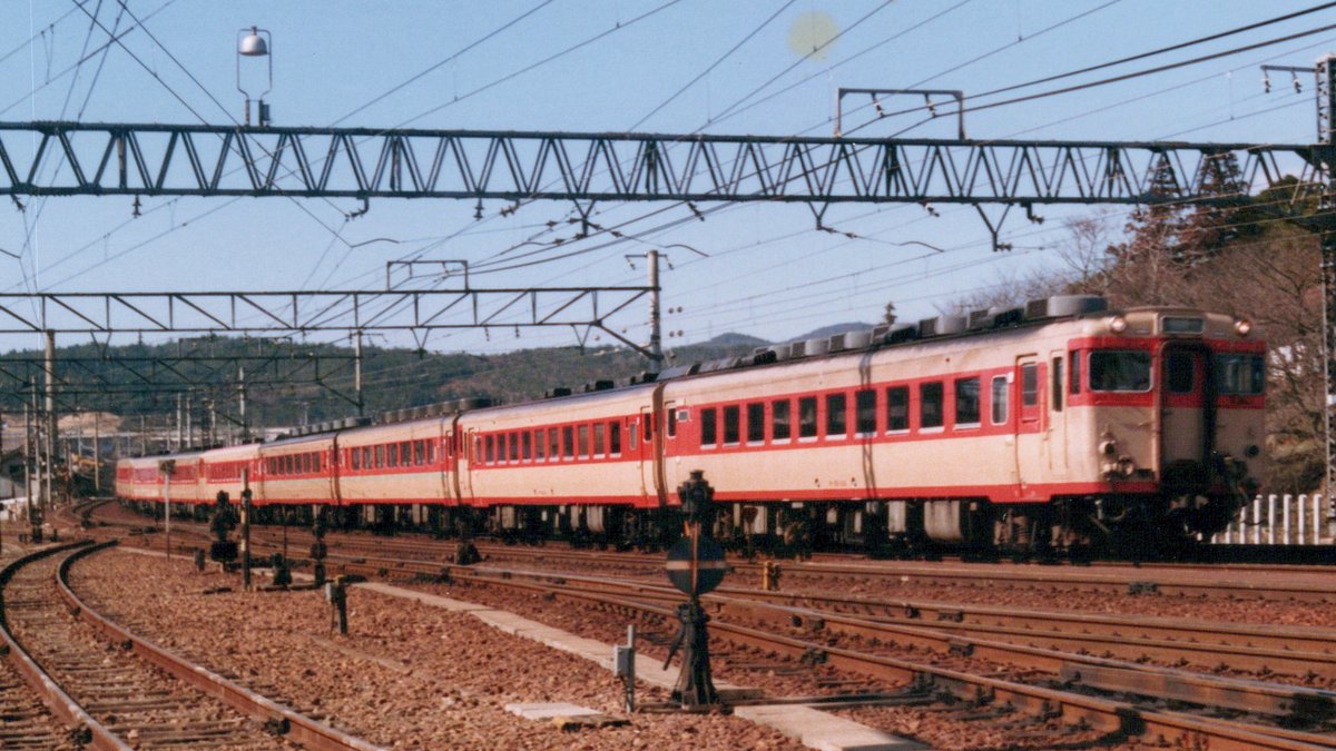 deburukin's tweet photo. 急行赤倉　キハ58系時代

1980年頃　グリーン車2両組み込み長編成は迫力満点でした。
12両だと恵那駅ホーム有効長ギリギリですね。

＃中央西線
＃急行赤倉
＃キハ58系