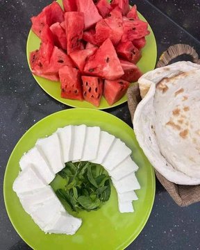 اذا عزمتك على فطور وطلع جبنة وبطيخ بتضرب ولا بتهرب 🫶😍