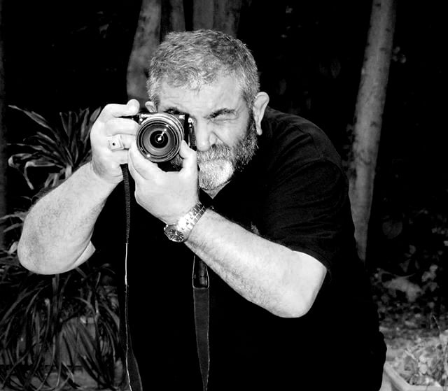 “Demeyecekler:
Karanlıktı o sıralarda günler, geceler
Ama diyecekler:
Bu ülkenin şairleri neden sessizdiler?”
Brecht