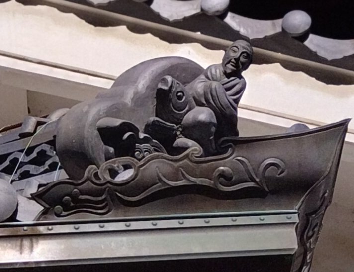 今日の飾り瓦😄 鯉に乗った仙人です🧐 なかなか珍しい飾り瓦です