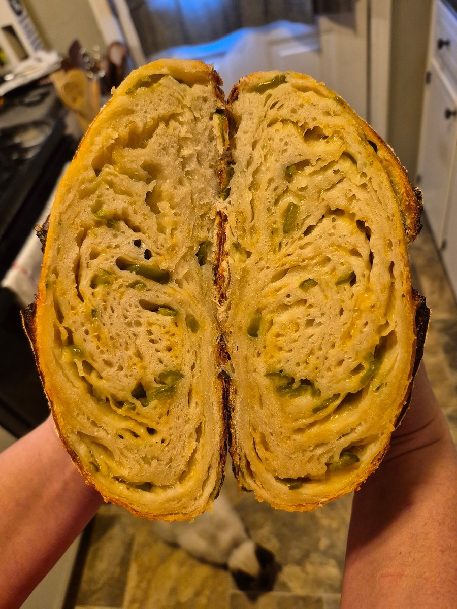 mjfabes1's tweet photo. Made the prettiest jalapeño cheddar loaf 🤩 https://t.co/lScgLTbnnS