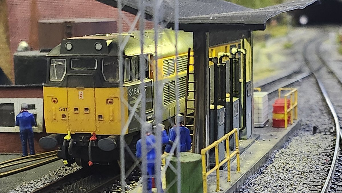 Filler up mate! Dutch diverted 31541 gets some liquidated dinosaurs in It's tank. #tmrguk