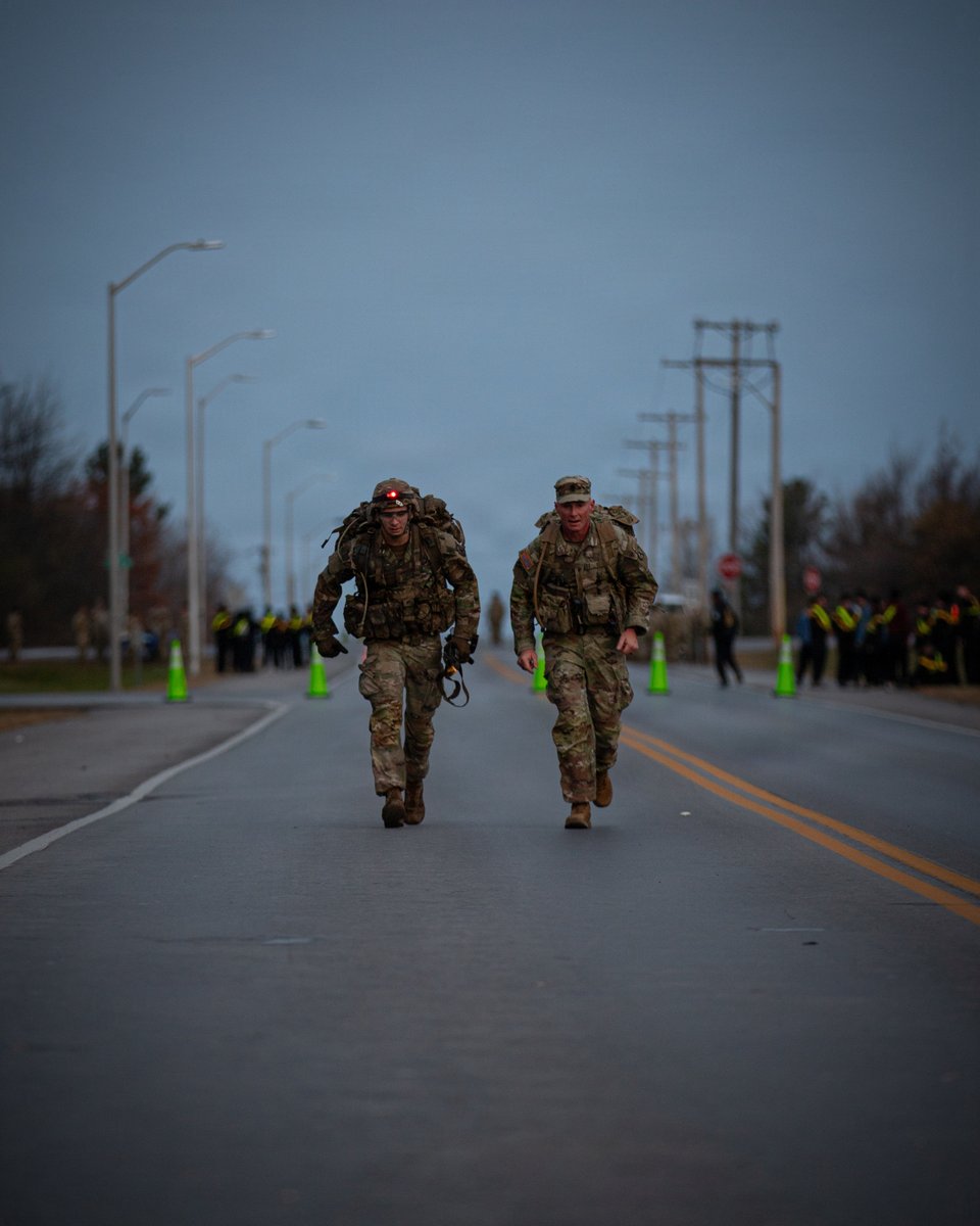10MTNDIV's tweet photo. 12 Miles to Mastery. 🥾

E3B’s final ruck builds the experts who strengthen our teams and sharpen division-level readiness.

#ClimbToGlory #E3B #10thMountain #Readiness #ArmyProfession https://t.co/i5Es41EsTX