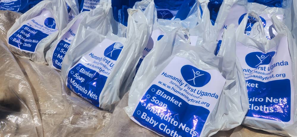 On behalf #Bulamuli district, Bunambutye resettlement camp families, chairman Makomu, has applauded Humanity First Uganda/UK @hunamityfirstuk for extending a helping hand, donating house hold essentials, like blankets, mosquito nets, soap, &amp; baby clothes to struggling families.