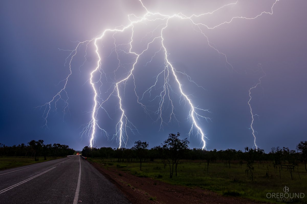 OreboundImages's tweet image. Lightning ⚡️

#TopEnd #Darwin #Australia #StormHour