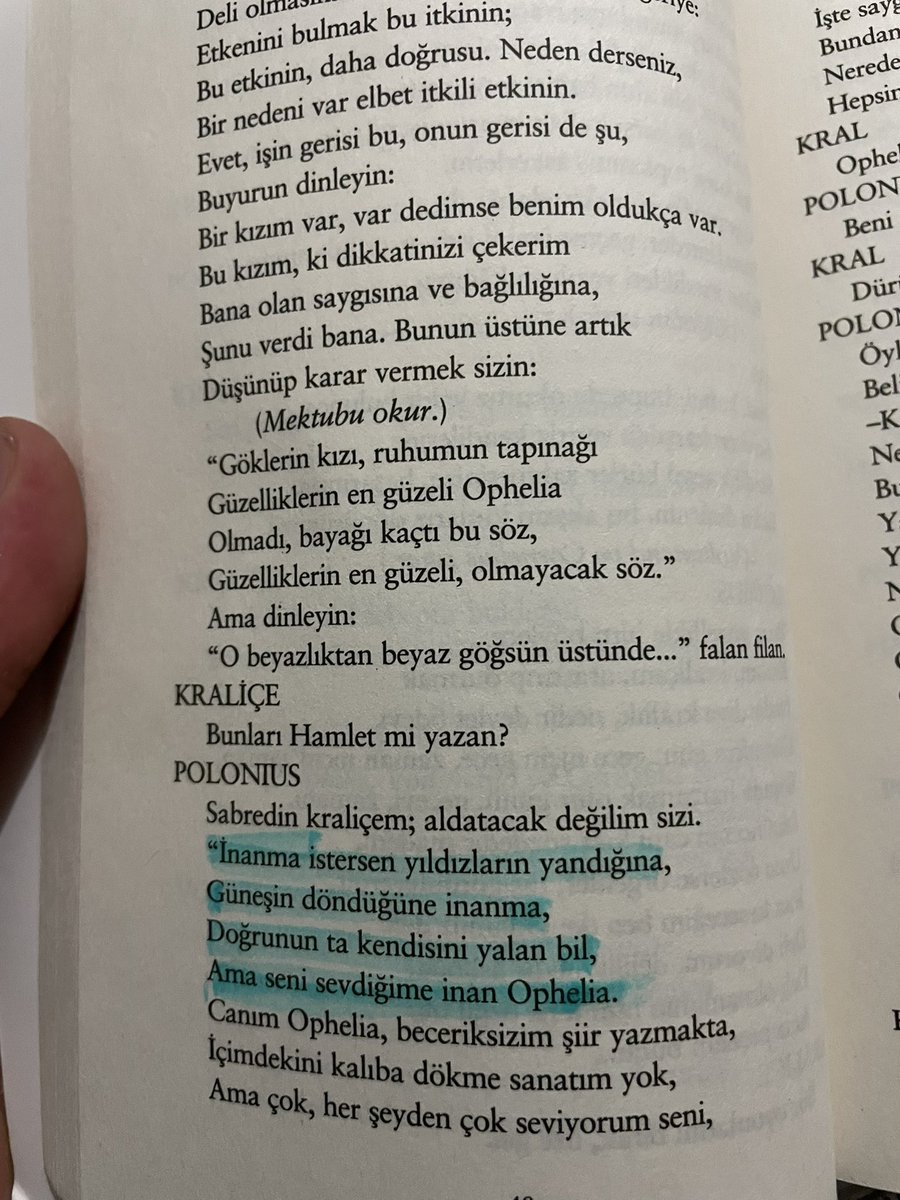 Hayatımda ilk gittiğim tiyatro Hamletti.
İlkokuldaydık Diyarbakır versiyonu bi tiyatroydu. Uzun zaman geçti ve ben bu yaşımda öğrendim Hamlet’in trajik bi karekter olduğuna.