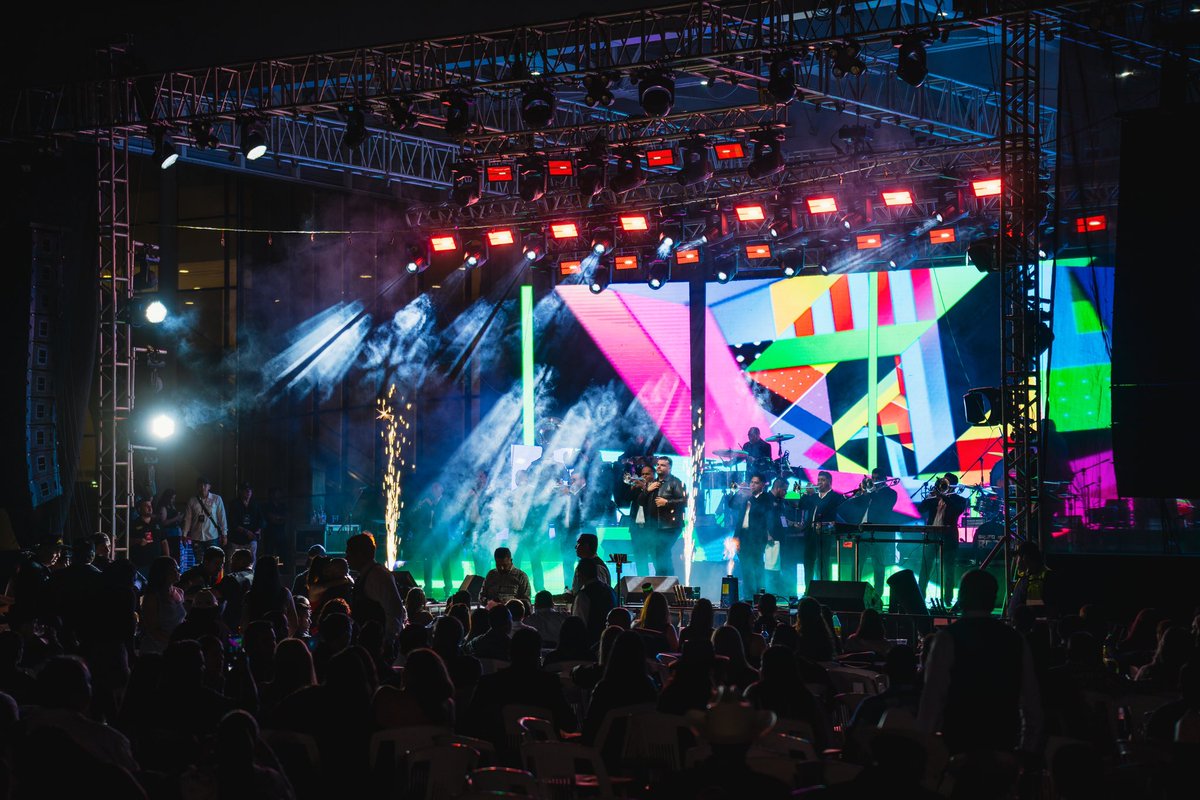 Así se vivió el Baile Revolucionario en Mazatlán con Max Peraza:
una noche llena de energía, voces unidas y puro ambiente sinaloense.
¡Gracias por hacerlo inolvidable! 🙌🎺

#anvalmusic #concierto #maxperaza #regionalmexicano