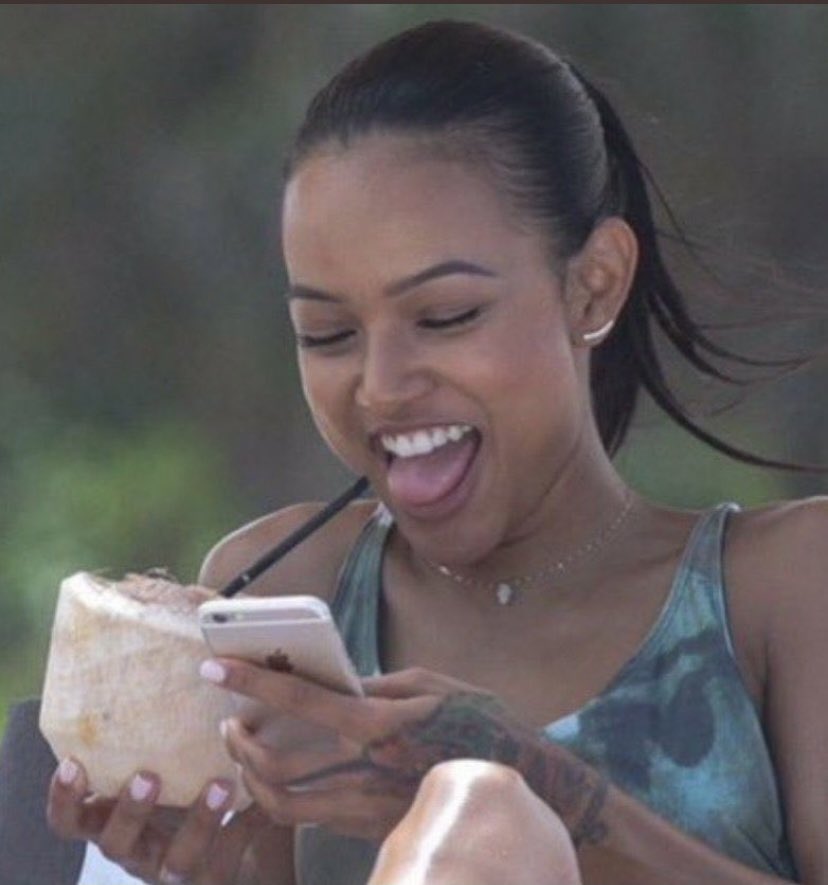 CLAUDIA ESCAPÁNDOSE POR LA OTRA PUERTA JAAJJAJAJAJAJA 

 #LaIslaDeLasTentaciones7