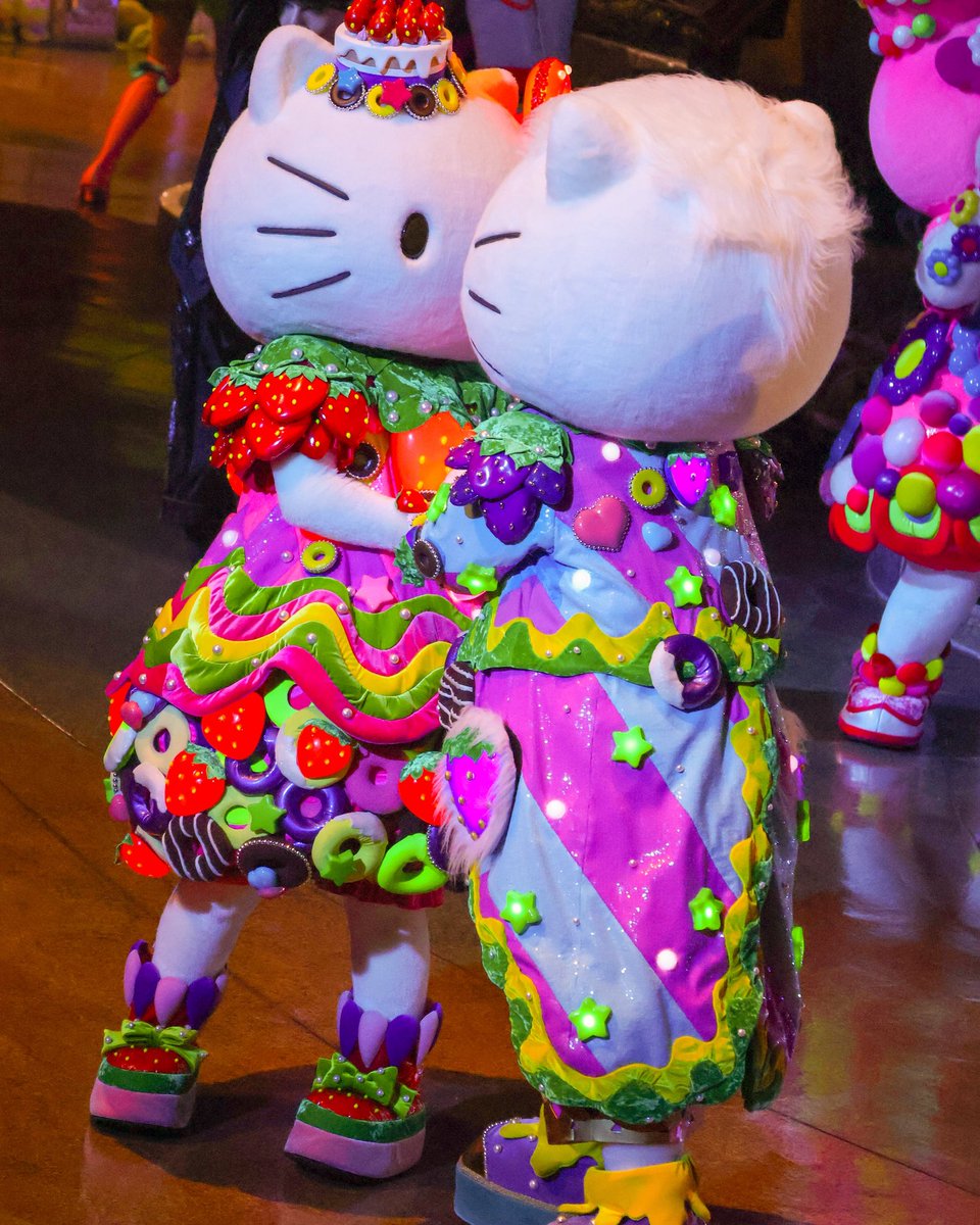 イチャイチャ♡ 3枚目のキティちゃんちょっと嫌そうww #キティ #ダニエル