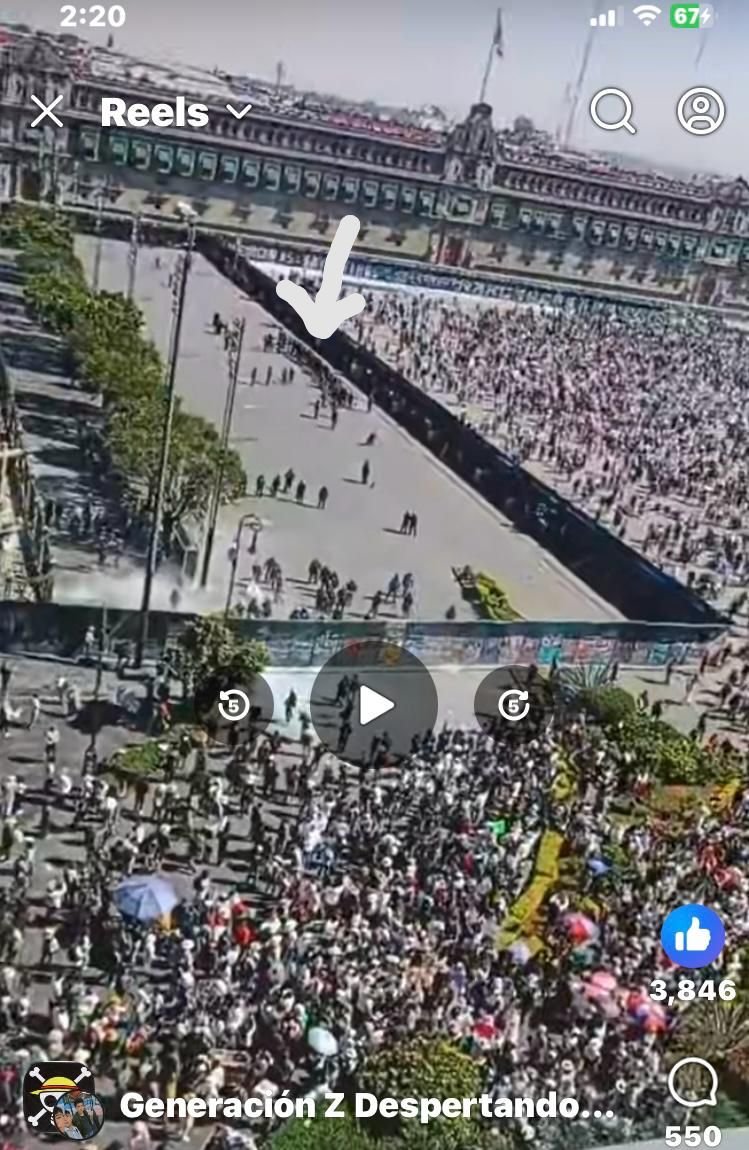 GARCIPAVON's tweet photo. En esta captura se aprecia, del lado de Catedral, detrás de las vallas, resguardados los grupos de choque 👇