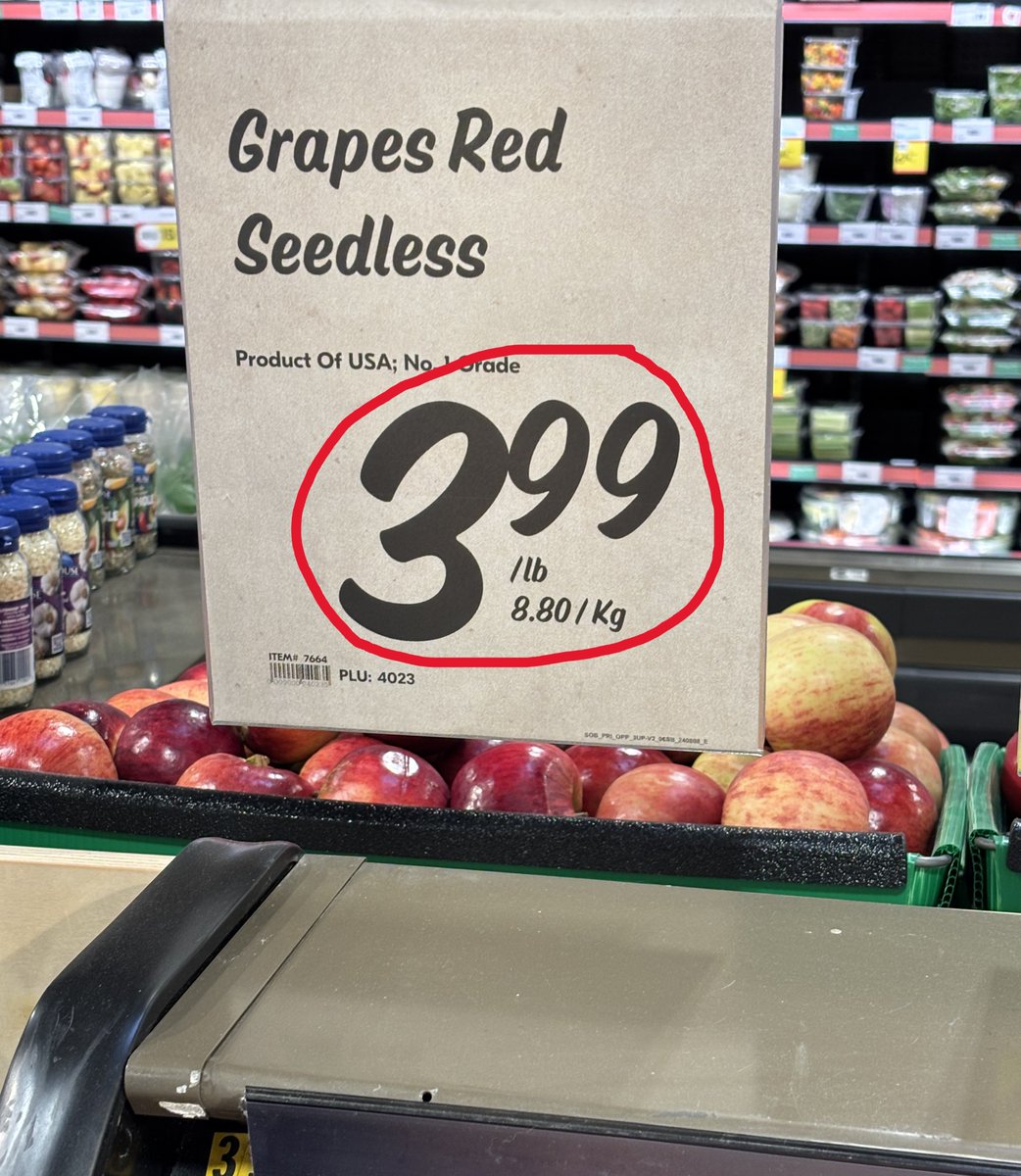 FoodProfessor's tweet image. One reader sent me these pictures. 

I hate this. 

Grapes advertised in imperial at $3.89/lb in big numbers, but charged $11.00/kg at the till — roughly 25% more. 

Please check your receipts. Under the Scanning Code of Practice, you can get these grapes for free when the…
