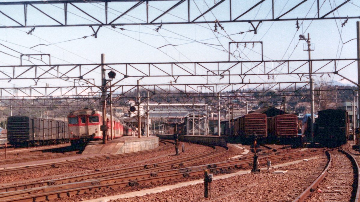 deburukin's tweet photo. 急行赤倉　キハ58系時代

1980年頃　グリーン車2両組み込み長編成は迫力満点でした。
12両だと恵那駅ホーム有効長ギリギリですね。

＃中央西線
＃急行赤倉
＃キハ58系