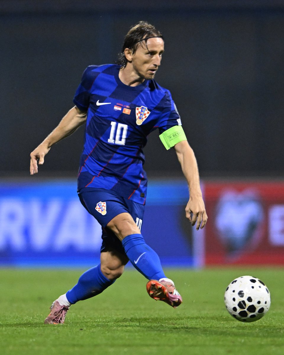 Our legend Luka Modrić just played his last ever World Cup qualifier. 🎩🇭🇷