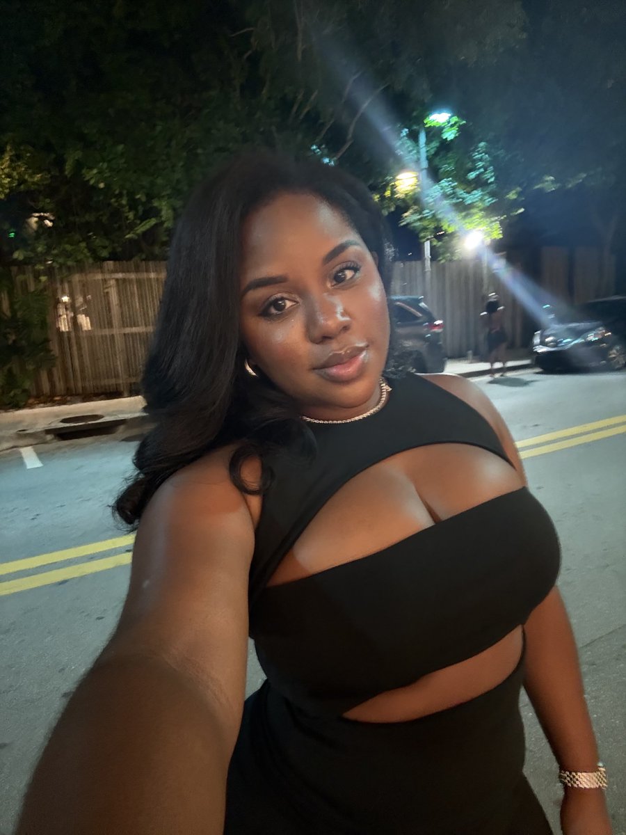 AshLaRien's tweet photo. Mmhmm💋 https://t.co/ietBDEMBQN