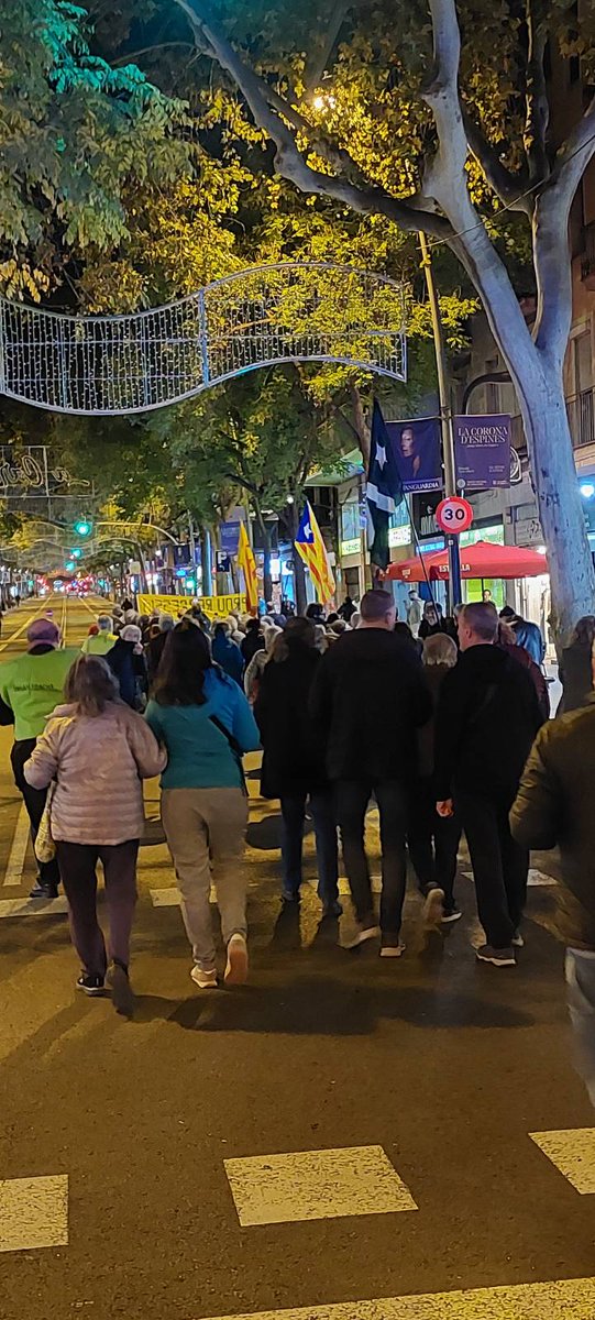 Hem dedicat la concentració i manifestació d'aquest vespre a l'<a href="/AForcades/">Albert Forcades</a>, sobre qui recau una causa que els Mossos s'han inventat. 

Cada dilluns. Des del 6 de novembre de 2017 i mentre calgui, per la #independència i contra la repressió!