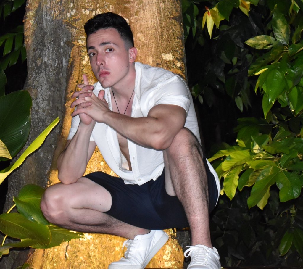 heinenbros's tweet image. The way I look at my Director of Ops when her 2 week old account is getting more views than mine.