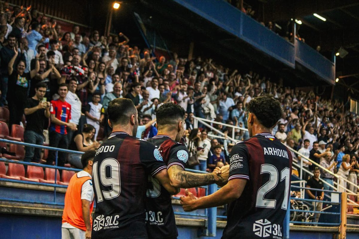 🏆 Lo habéis conseguido. Este lunes es histórico porque nunca antes, en menos de 12 horas, se había llenado al completo el estadio 🏟️ Francisco de la Hera. Venta en un solo día. Alucinante. 

El Extremadura 🟥🟦 Sevilla 🟥⬜️ del Jueves 4 de diciembre será mágico. Un regalo de