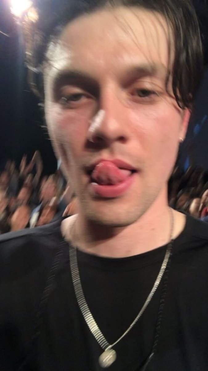 COMMONJARVIS's tweet image. me when my bf sends me a pic of himself