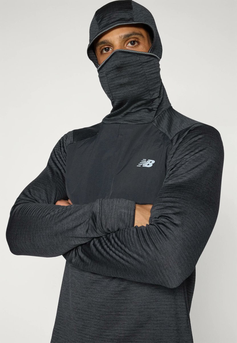 Btw. tohle je naprosto famózní running hoodie na podzim/zimu. Dostal jsem o víkendu k narozeninám od ženy. Link na ofiko web jsem nenašel, tak dávám na Zalando: zalando.cz/new-balance-gr…