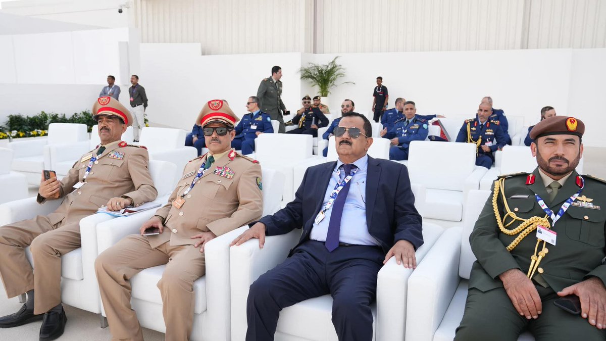 هذا المتنح ترك الجرحى المعتصمين وذهب ليحضر افتتاح معرض الطيران في دبي ويقول لك هذا وزير الدفاع ولك شيل عمي شيل هذا وزير ابن زايد والله مغير الذي يراه بهذه التناحة يعتقد أنه يملك جيشا لا يحصى ولا يعد والقوة الجوية تتكون من مئتي طائرة حربية وهو عاصي والديه مابيذكر الجرحى

#الامارات