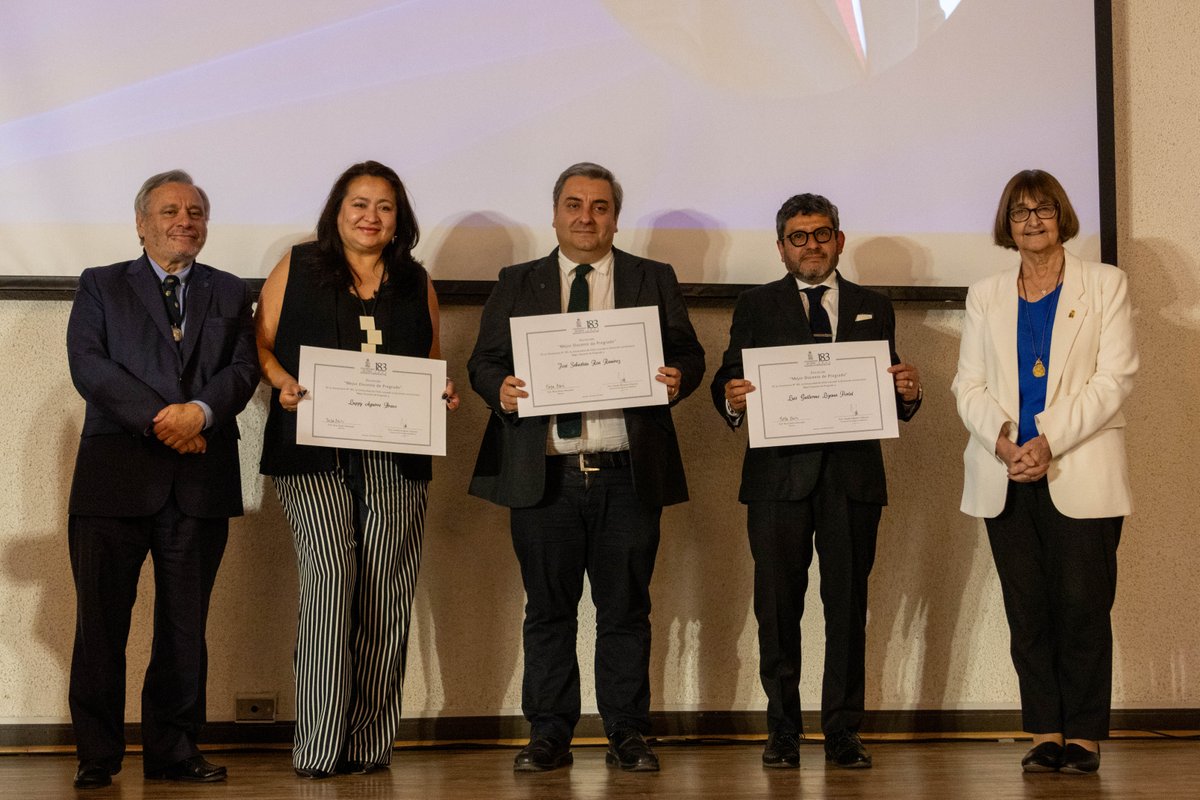 derechouchile's tweet photo. ¡Felicitamos a los mejores docentes de pregrado de la Facultad de #DerechoUCHILE 2025!
En el aniversario 183 de la U. de Chile fueron reconocidos los profesores Luis Lizama, Luppy Aguirre y José Roa por su destacada labor formativa en nuestra Escuela. 🎓
@ruiztaglepablo https://t.co/ANnjx5ULDy