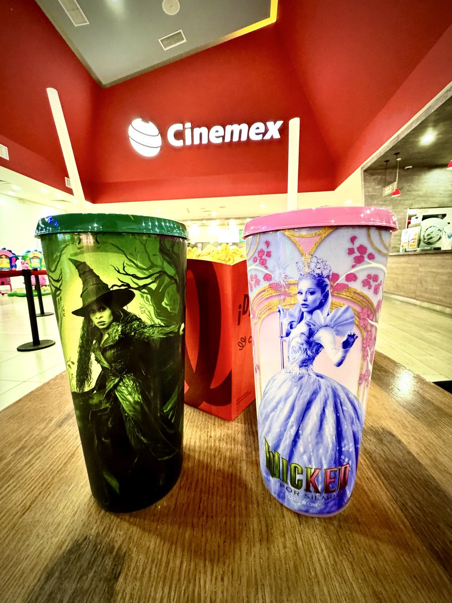 tributorama's tweet image. Ya conseguimos los vasos de #Wicked ( tambien ya tenemos la palomera ) próximamente video en @Tributorama