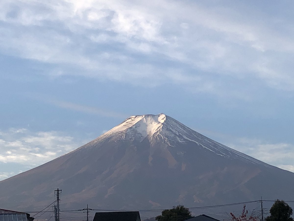 2023_ipW's tweet image. #富士山　#富士吉田市
 おはようございます。今朝は筋雲がありますが晴れています。富士山はちょっと霞んだ感じはありますがよく見えます。山頂が赤いですね。