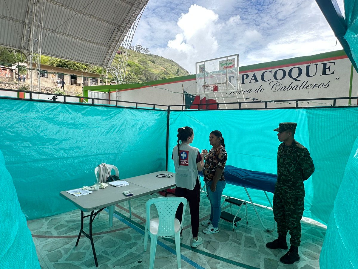 Ejercito_Div5's tweet photo. El Batallón de Alta Montaña N.° 2 apoyó en Tipacoque una Jornada de Salud de  la Fundación PRACCSO y la  alcaldía local.
Más de 1.200 habitantes recibieron atención médica especializada y actividades para el adulto mayor.
Comprometidos con el bienestar de la comunidad.
#SiempreATuLado