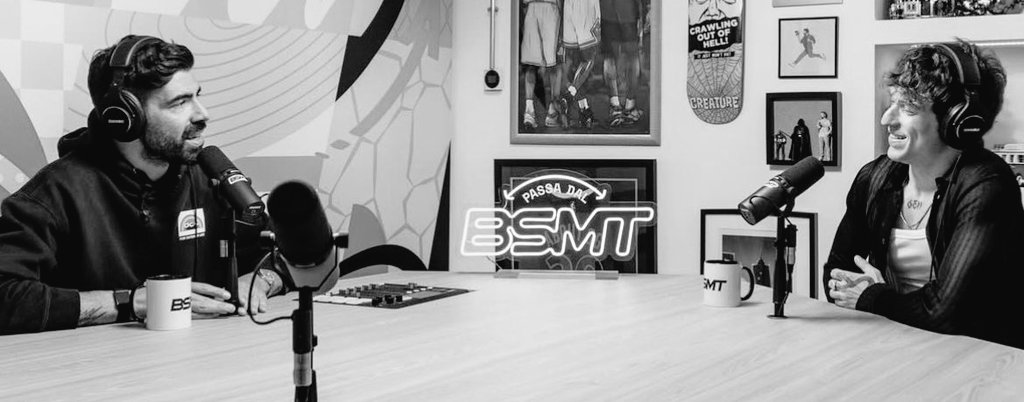 buioemare's tweet image. che bellissimo questo podcast, mi ha riportato indietro anni, ho rivissuto le stesse emozioni che ho provato la prima volta che lo vidi su quel palco di sanremo giovani con le piume più grandi di lui, la sincerità e la delicatezza con cui riesce a toccare certe tematiche, fiera❤️‍🩹