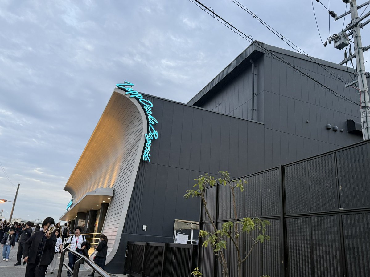 Siwakorn ページ 11/17ロックオンZepp大阪🤘 BACK IN THE CITY の順番にソロまわすトコ