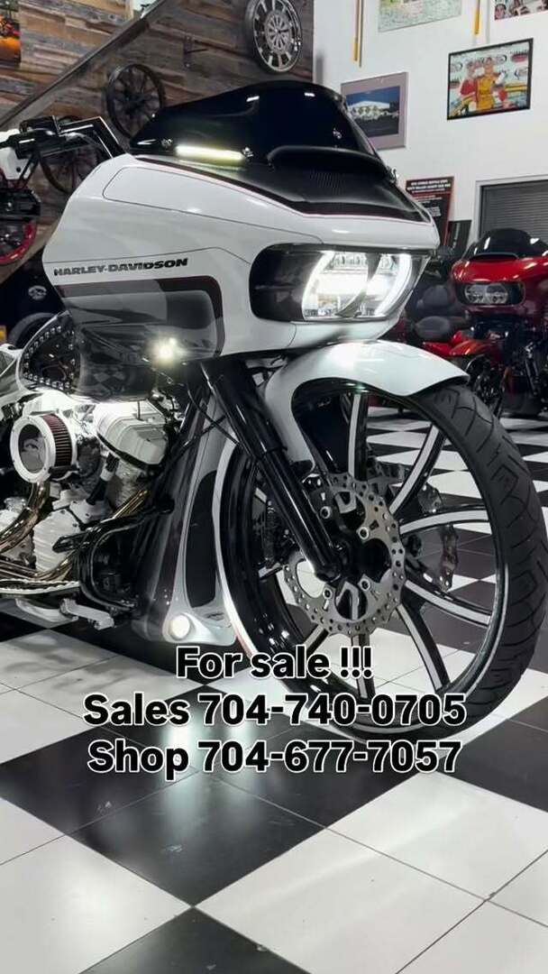 SCCBikes's tweet image. For sale!!! This bike has all the goodies, including Carbon Fiber wheels, giant stereo and 132” engine #southerncountrycustoms #onlythebaddest #oftenimitatedneverduplicated #fitandfinish