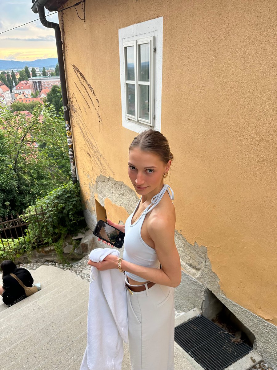 _nontechnical's tweet image. How I look at the CEO after he refuses to let me expense the SF girls’ weekly brunch.