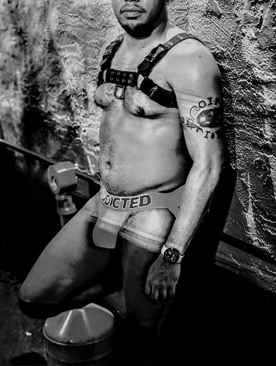 Happy #MonochromaticMonday. Definitely enjoying this weather but I know it won't last.
#dallasgays #dallaseagle #jockstrap #gayjock #harness #underwarenight #gymgay #bbc #Addictedjock