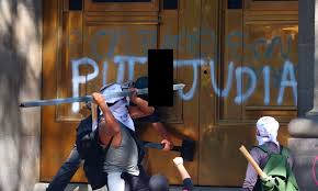 ¿Marcharon pacíficamente? O eres demasiado deshonesto y cínico, o muy pendejo para autodenominarte periodista. 

Buscan instalar la narrativa de la represión injustificada contra los "jovencitos de la generación Z", para justificar la injerencia extranjera. Pero no les da ni para