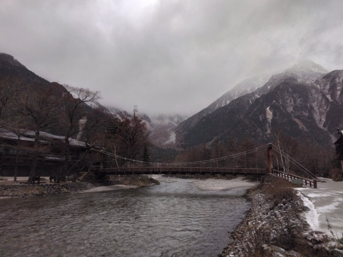murata_94's tweet photo. 上高地生活。下山日の上高地は小雪降る寒くてモノクロな世界。今シーズンの安全作業に感謝し、山の神で参拝。今シーズンもお付き合いいただきありがとうございました！みなさんと美しい上高地を共有出来たことを嬉しく思います！#上高地生活　#ありがとうございました https://t.co/olXxgatTjA