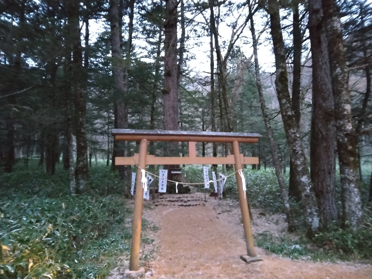 murata_94's tweet photo. 上高地生活。下山日の上高地は小雪降る寒くてモノクロな世界。今シーズンの安全作業に感謝し、山の神で参拝。今シーズンもお付き合いいただきありがとうございました！みなさんと美しい上高地を共有出来たことを嬉しく思います！#上高地生活　#ありがとうございました https://t.co/olXxgatTjA