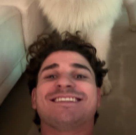 HeHasBlueEyes's tweet image. La cara de re boludo mal de Julián y la cara de me estás haciendo pasar vergüenza de Tarzán, la que le espera a Amadeo