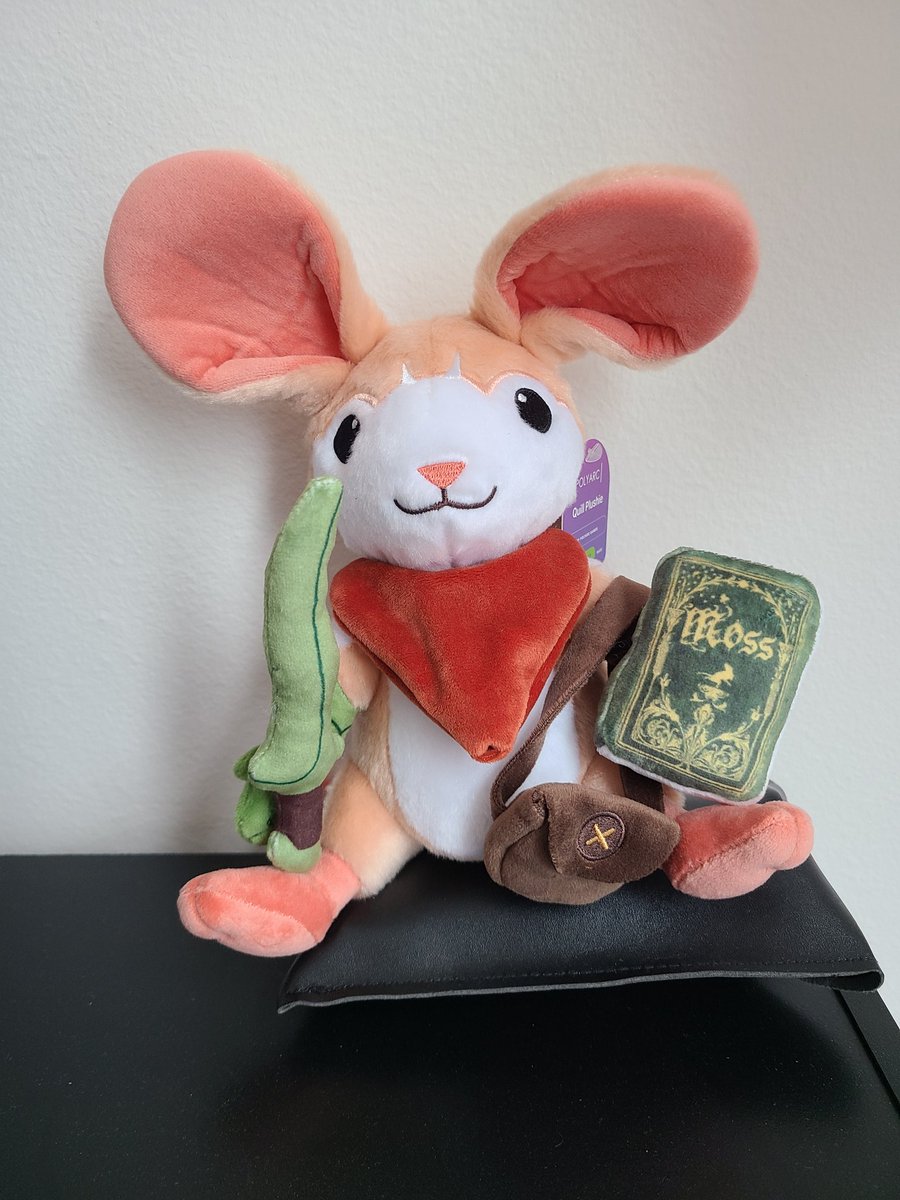Quill has arrived! I'm still rocking the <a href="/PolyarcGames/">Polyarc - Moss and Glassbreakers</a> Moss theme on PS4, and this little one will be the perfect gaming and writing companion. Details are great 👍