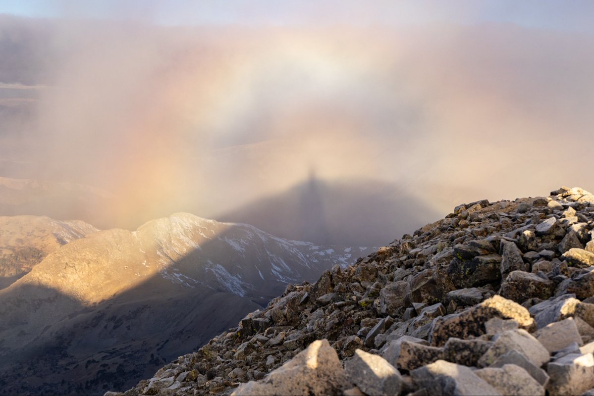mkvackay's tweet image. Angelic moments on top of Mt Yale yesterday. Such a cool phenomenon with the ice crystals gusting up into the cold morning air