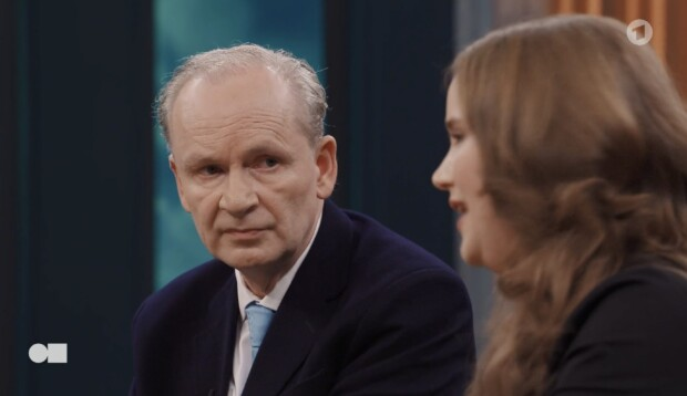 Manchmal, selten nur noch, kommt es vor, dass ein kluger, welterfahrener und analytisch denkender Mann auf unsere Politikerdarsteller trifft, und diese freundlich und ohne Häme genau so zweitklassig und beschränkt aussehen lässt, wie sie leider nunmal sind.