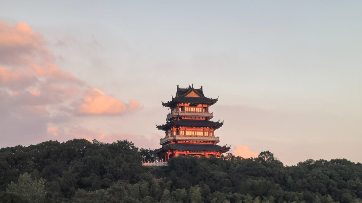 TV2000it's tweet image. #NEWS - Un violento incendio ha distrutto il Padiglione Wenchang del #tempio #Yongqing, a #Zhangjiagang, nella provincia cinese di #Jiangsu. Le fiamme hanno avvolto in pochi minuti la struttura in legno a tre piani, generando una colonna di fumo nero visibile da grande distanza.