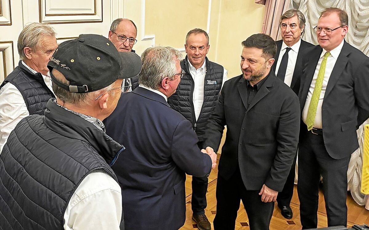 LeTelegramme's tweet image. « C’est un honneur de remercier des personnes au grand cœur » : la gratitude de Volodymyr Zelensky envers ces marins-pêcheurs bretons
➡️ go.letelegramme.fr/wnQ3
