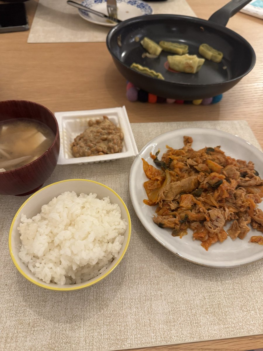 honefuki's tweet image. 久々2人での晩御飯はどちらも残り物の調理で夫婦のメニューはバラバラ。
夫はラビオリ、私は豚キムチと納豆とお味噌汁😌
こういうのが夫婦でできるのが良いのよねー。