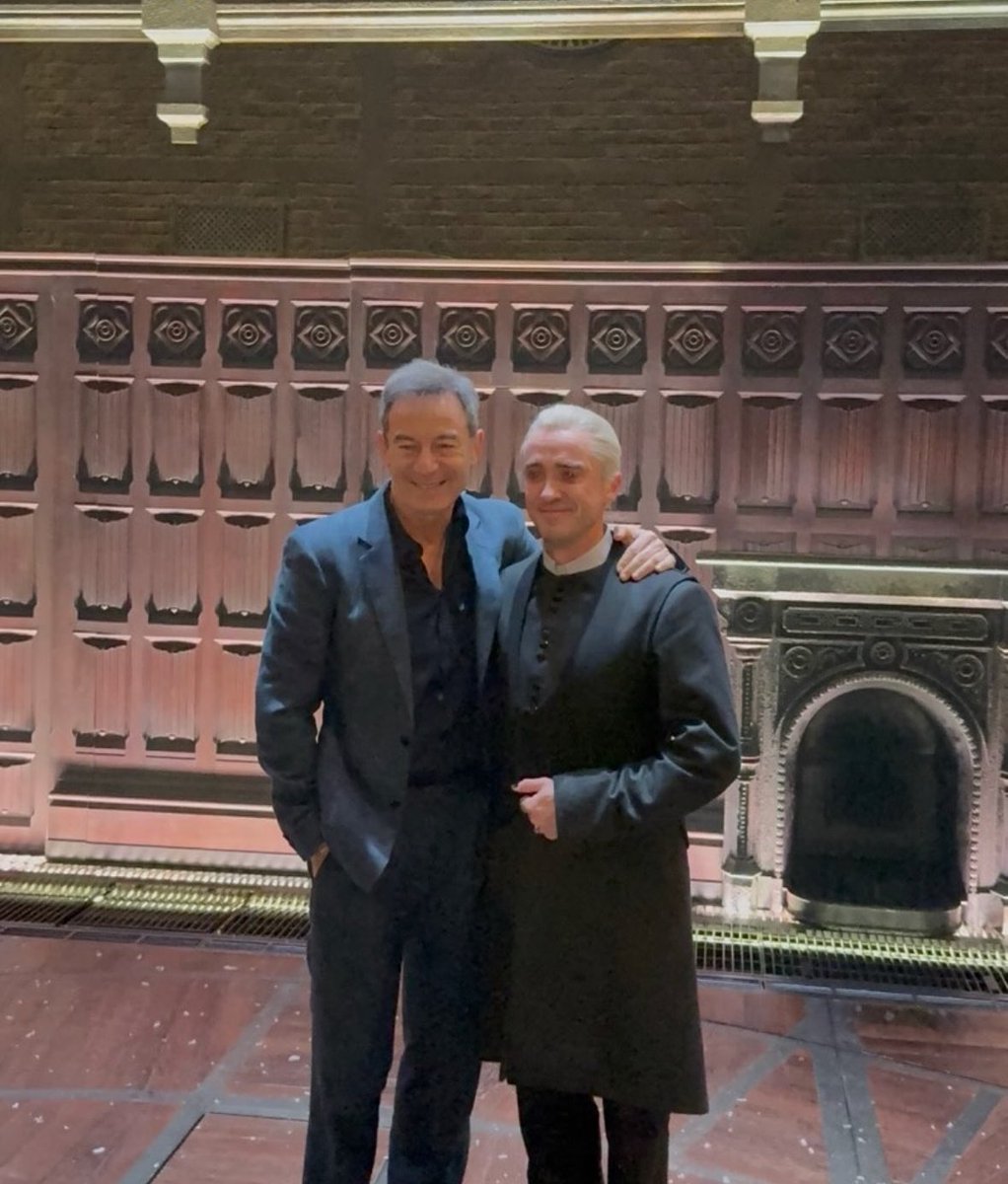 Doctor_213's tweet image. 『ハリーポッター』のドラコ・マルフォイ役を演じた&quot;トム・フェルトン&quot;が、舞台で大人になったマルフォイを演じ話題になってる中、父親役(ルシウス・マルフォイ)の&quot;
ジェイソン・アイザックが舞台を観にきていて、親子再会。
素敵な時の流れを感じる。