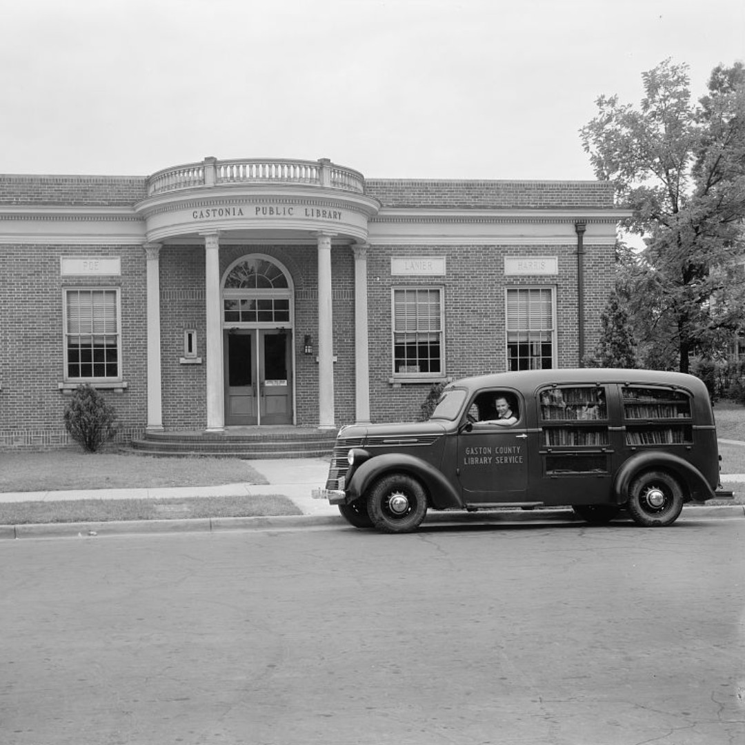 librarycongress's tweet image. Access to reading wasn&apos;t always as easy as it is today. Photos from the Library&apos;s Prints and Photographs Division illustrate how libraries on wheels used to get books to rural readers.
blogs.loc.gov/picturethis/20…