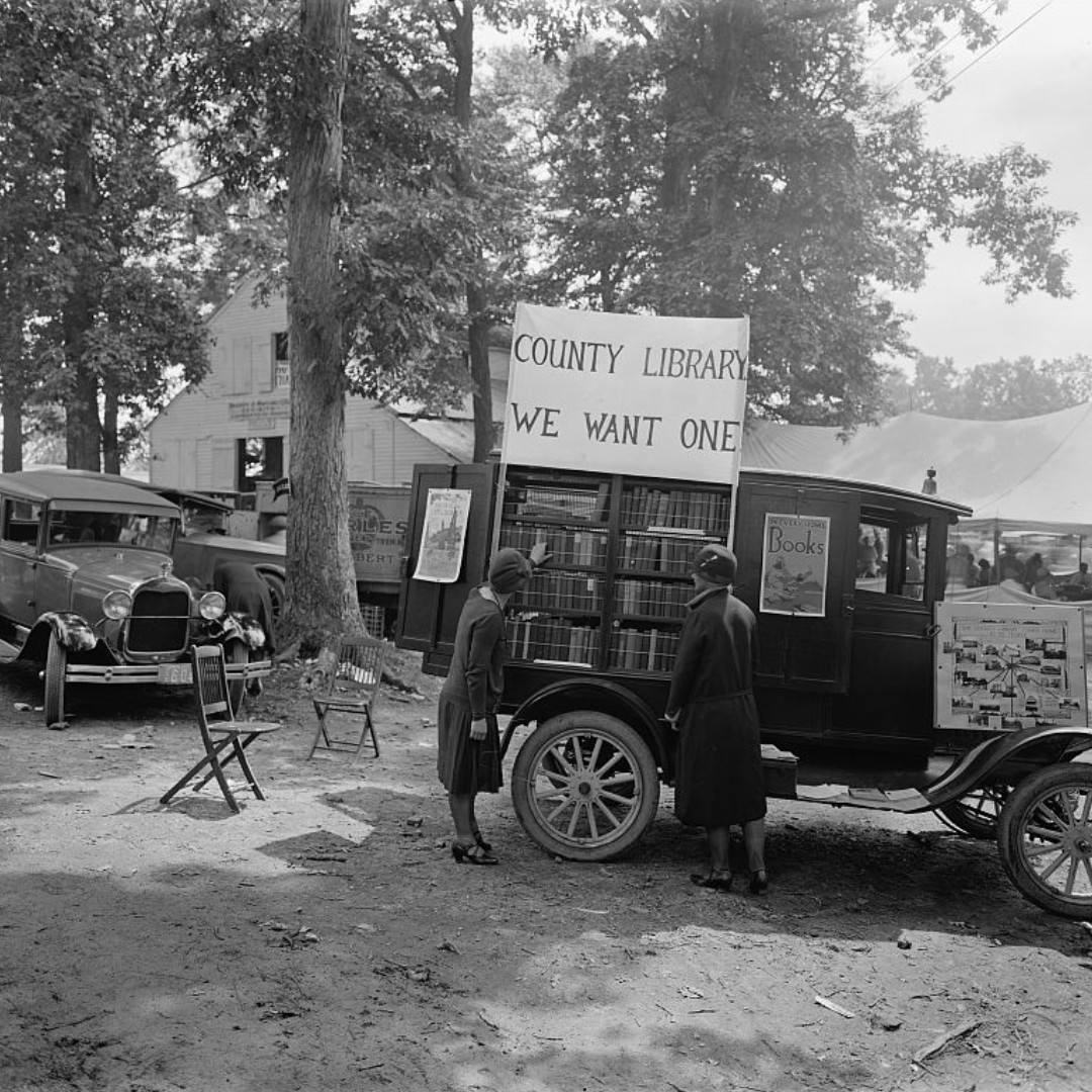 librarycongress's tweet image. Access to reading wasn&apos;t always as easy as it is today. Photos from the Library&apos;s Prints and Photographs Division illustrate how libraries on wheels used to get books to rural readers.
blogs.loc.gov/picturethis/20…