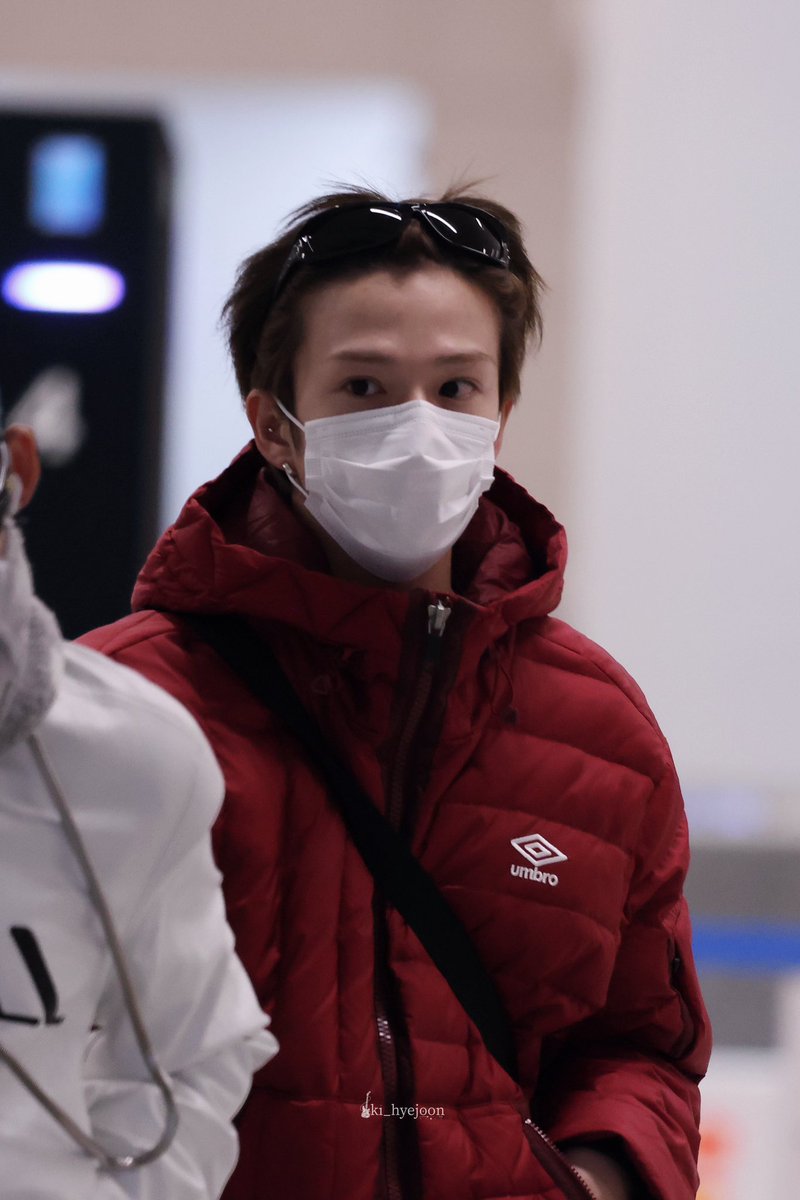 アサヒ umbroの赤のダウンオシャレ 2025/11/17🇯🇵*⋆✈🇰🇷 #TREASURE