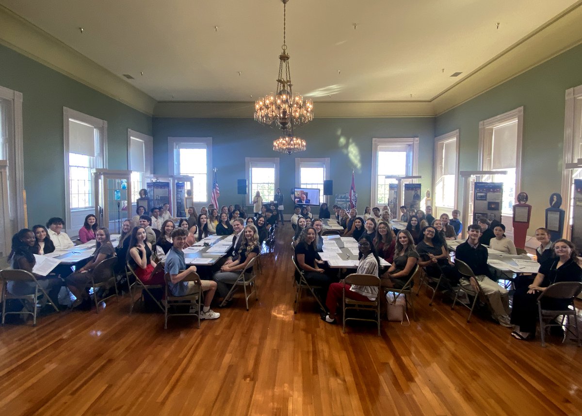 ARMathSciArts's tweet image. Congrats to #ASMSA senior Donovan Hurtarte &amp;amp; junior Paris Goodman for being selected as members of U.S. Sen. @JohnBoozman&apos;s 2025-26 Congressional Youth Cabinet! The program offers students a first-hand experience with the democratic process. Read more at asmsa.me/youthcabinet25.